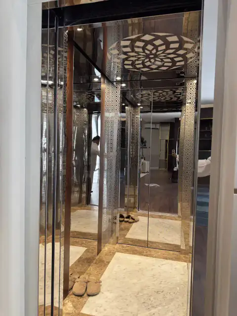 Cabin with patterned steel pillars and cut-out ceiling