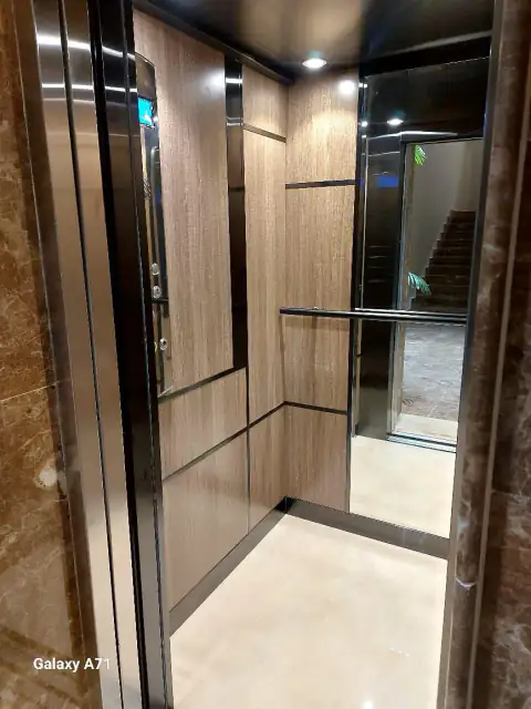 Cabin with wood and marble panels and steel handrail