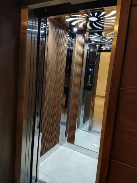 Cabin with cut-steel decorative ceiling, wood and mirror walls