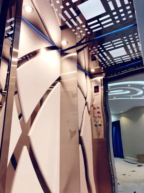 Cabin with curved mirror-steel panels and lattice ceiling, finishing stage